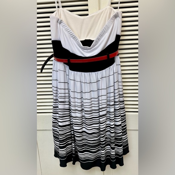 Jolie Belted Strapless Dress Size 12 - Picture 2 of 10